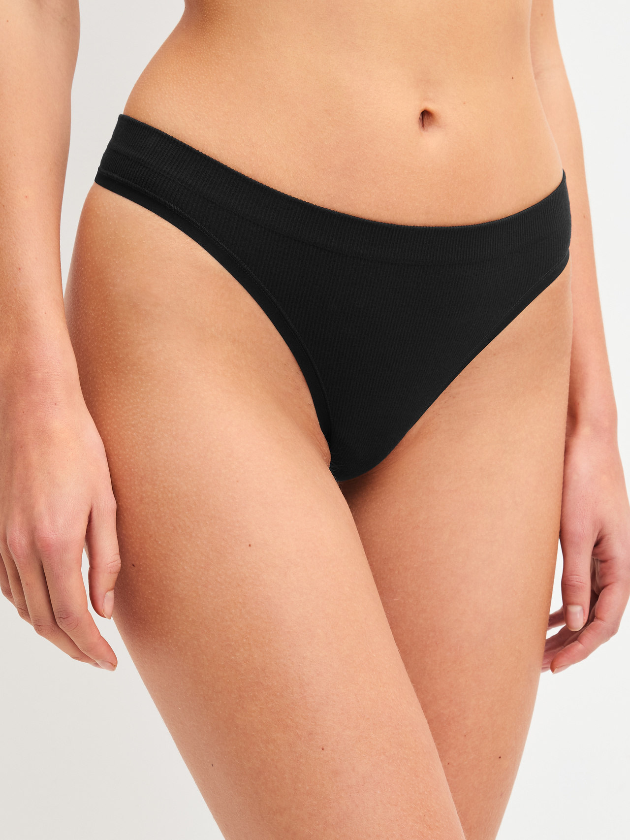CALIDA Seamless Natural Stringfür Damen, M, Schwarz, Fein gerippte Silhouette mit klarer Linienführung