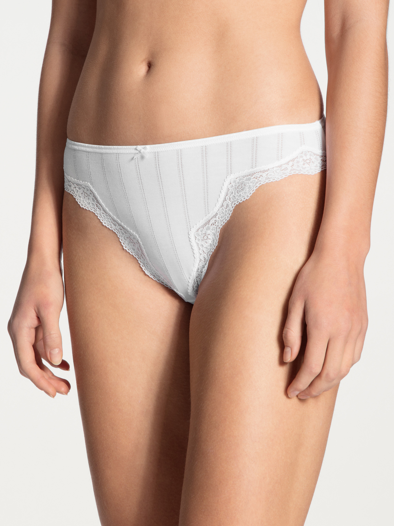 CALIDA Etude Toujours Slip, regular cutfür Damen, M, Weiß, Liaison aus bester Baumwolle und verspielter Spitze