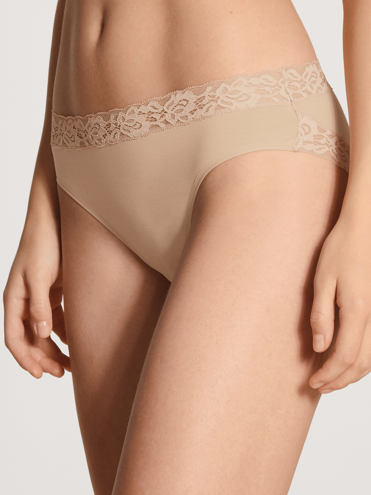 CALIDA Natural Comfort Lace Slip, regular cutfür Damen, L, Beige, Beste Baumwolle, zarte Spitze, kompromissloser Komfort