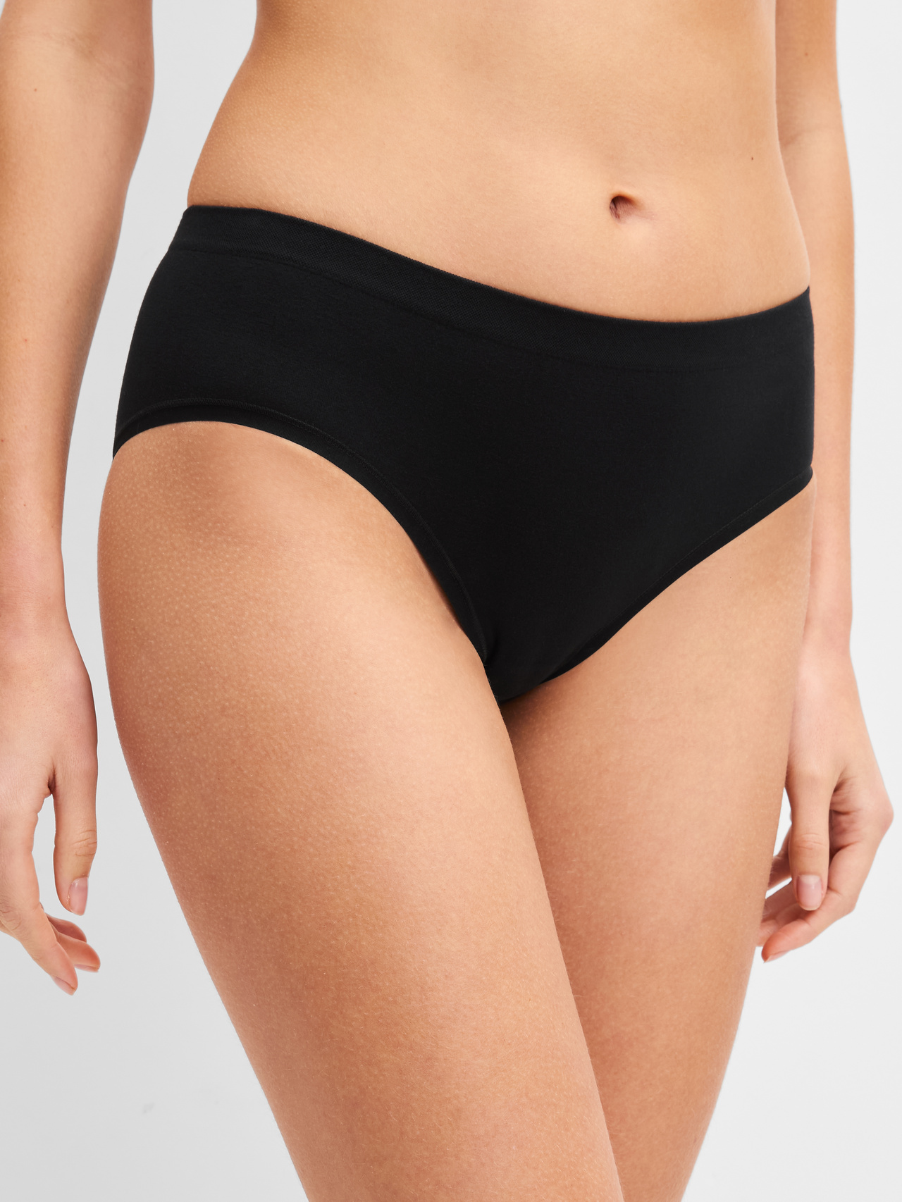CALIDA Seamless Natural Slipfür Damen, L, Schwarz, Zeitlose Passform mit klarer Silhouette und natürlichem Sitz