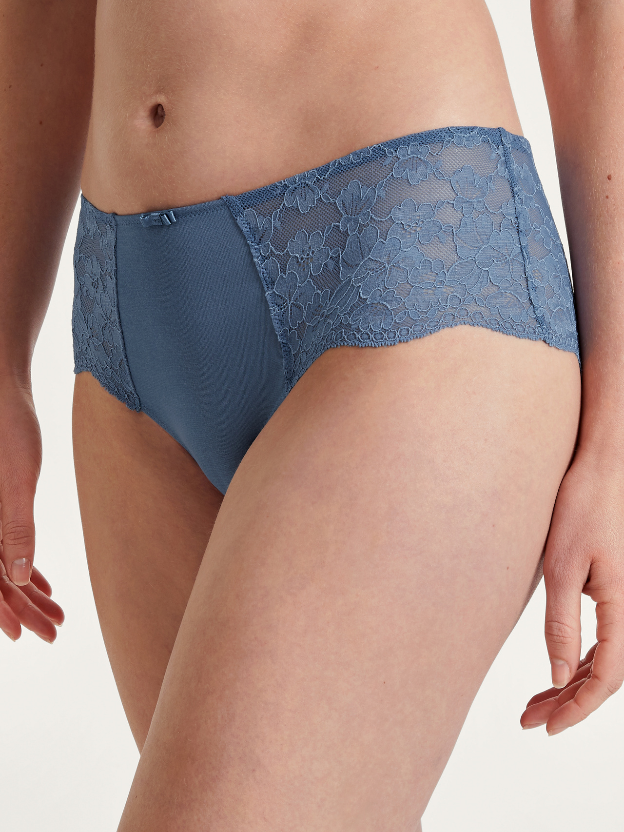CALIDA Modal Sense Panty, low cutfür Damen, S, Blau, In romantischer, feiner Blütenspitze und Leichtigkeit durch den Tag