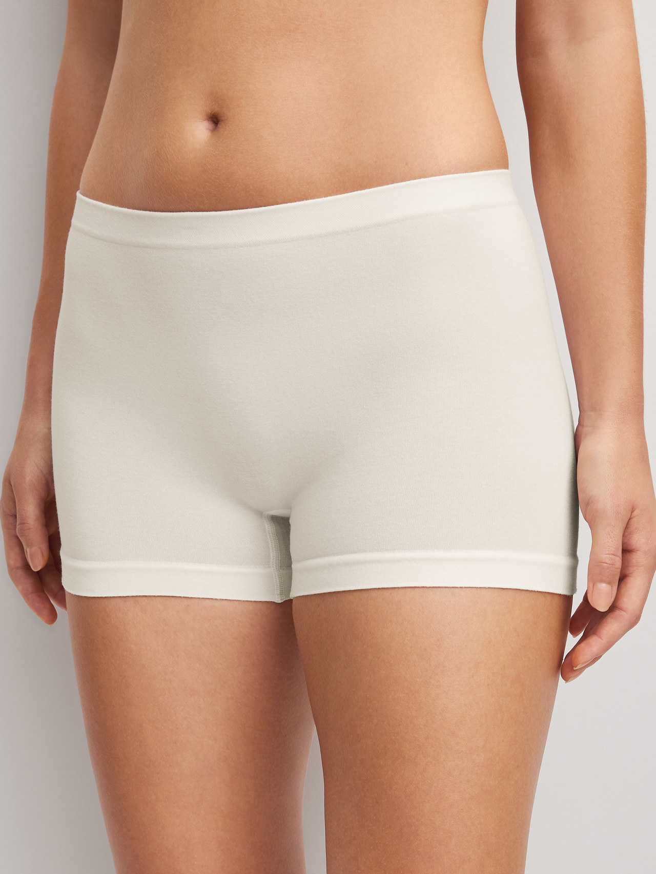 CALIDA Seamless Natural Panty, regular cutfür Damen, L, Weiß, Sanfte Passform mit klarer Silhouette und natürlicher Eleganz