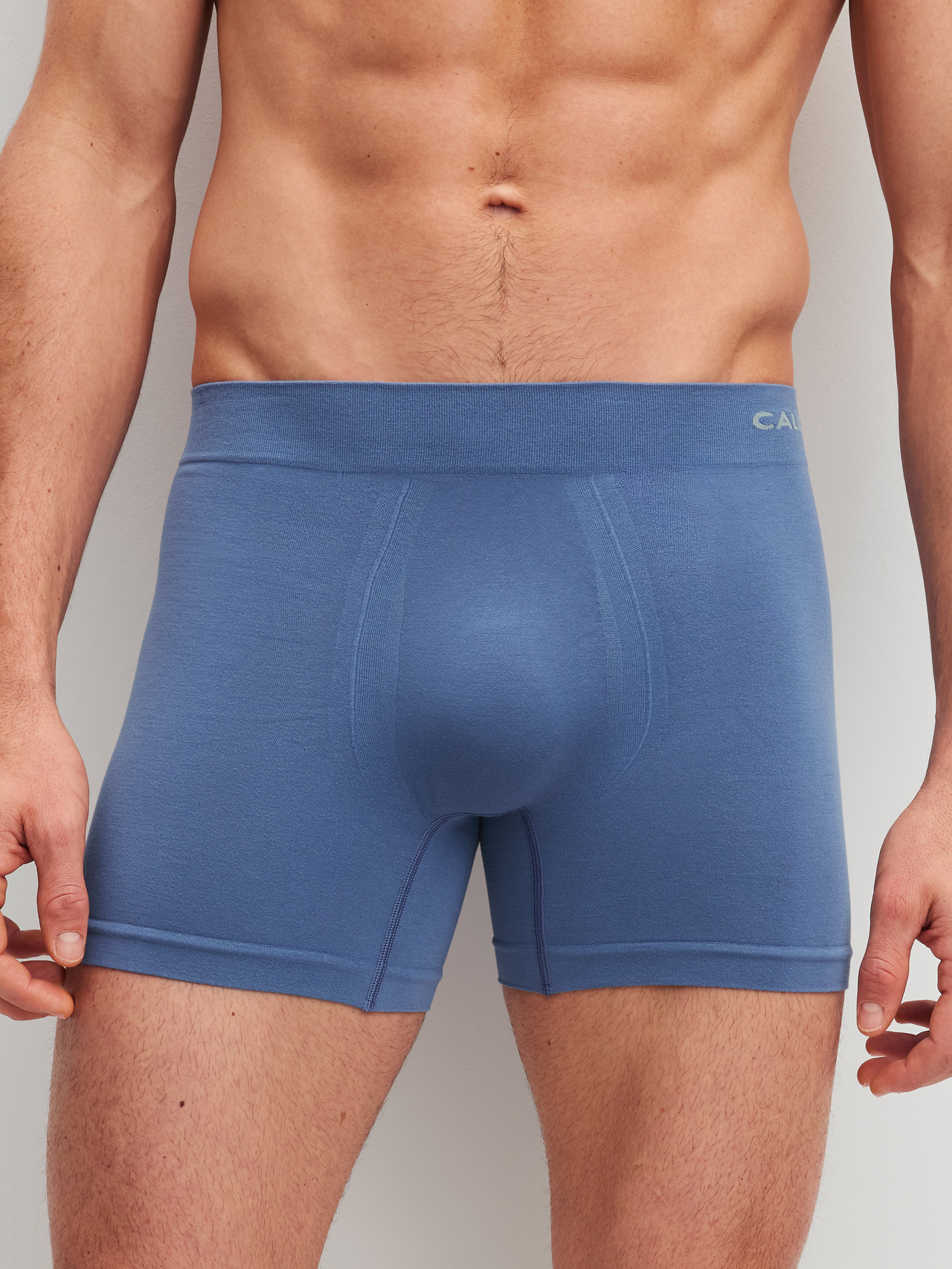 CALIDA Seamless Natural Boxer Brief mit längerem Beinfür Herren, L, Blau, Markante Passform mit klarer Silhouette und softem Bund