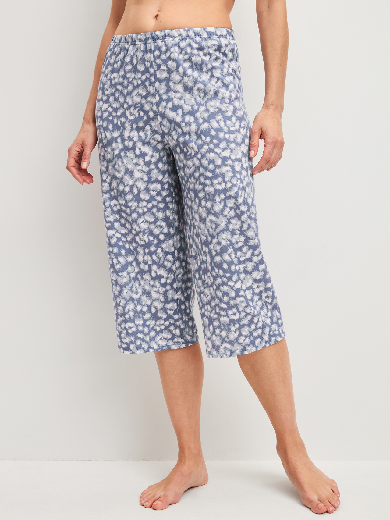 CALIDA Sleep Over M&M 3/4-Pyjamahosefür Damen, S, Blau, Locker fallende 3/4-Hose mit dezenter Musterwirkung