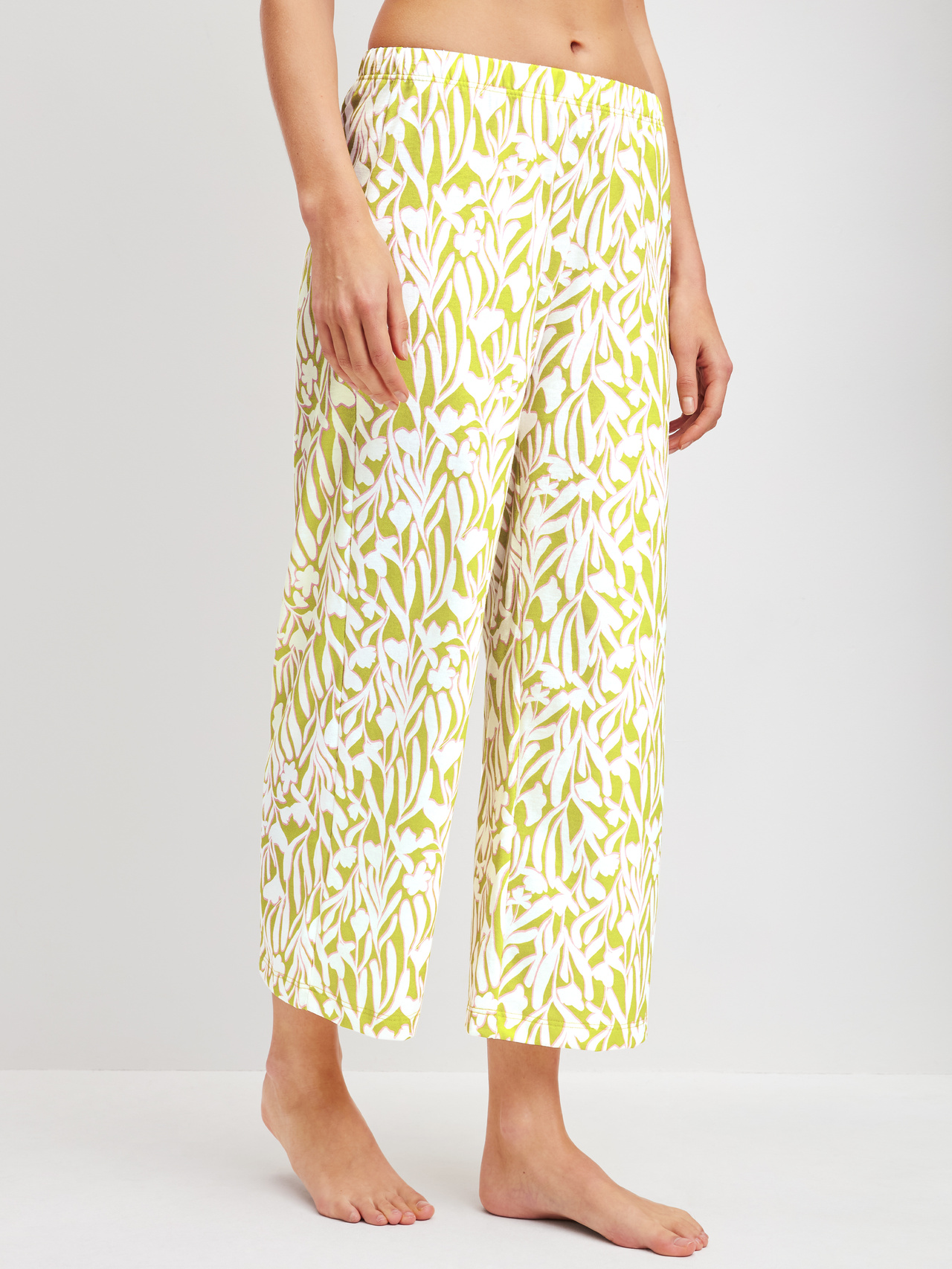 CALIDA Late Bloom M&M 7/8-Pyjamahosefür Damen, XXS, Grün, Locker geschnittene 7/8-Hose mit frischem floralen Muster