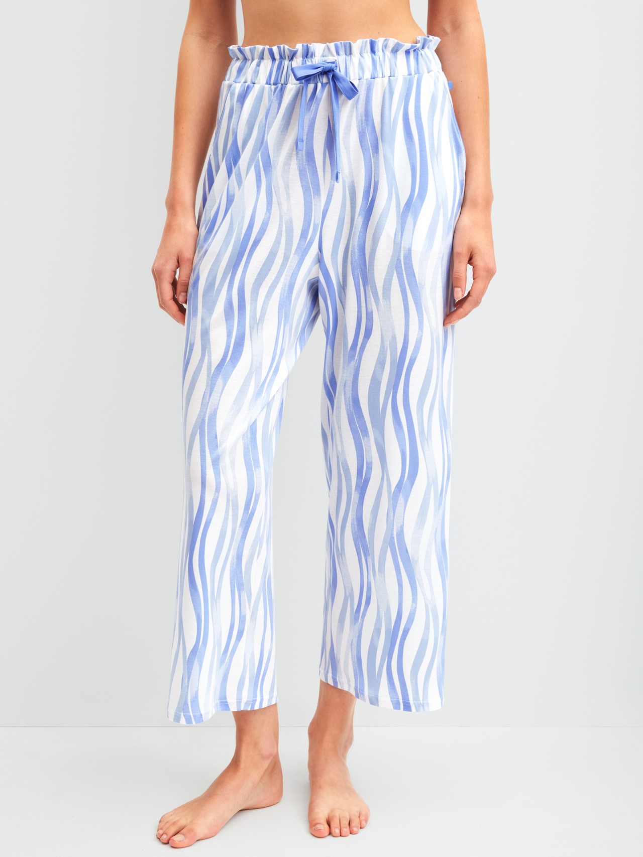 CALIDA Favourites Ocean 7/8-Pyjamahosefür Damen, L, Blau,Violett,Weiß, Premium-leichte 7/8-Pants aus feinstem Interlock für eleganten Sommerkomfort