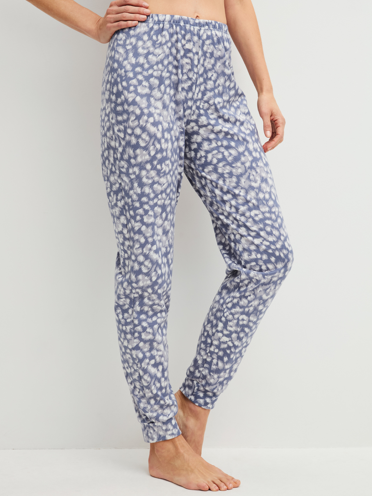 CALIDA Sleep Over M&M Pyjamahosefür Damen, M, Blau, Locker fallende Pyjamahose mit femininer Silhouette und feinem Muster