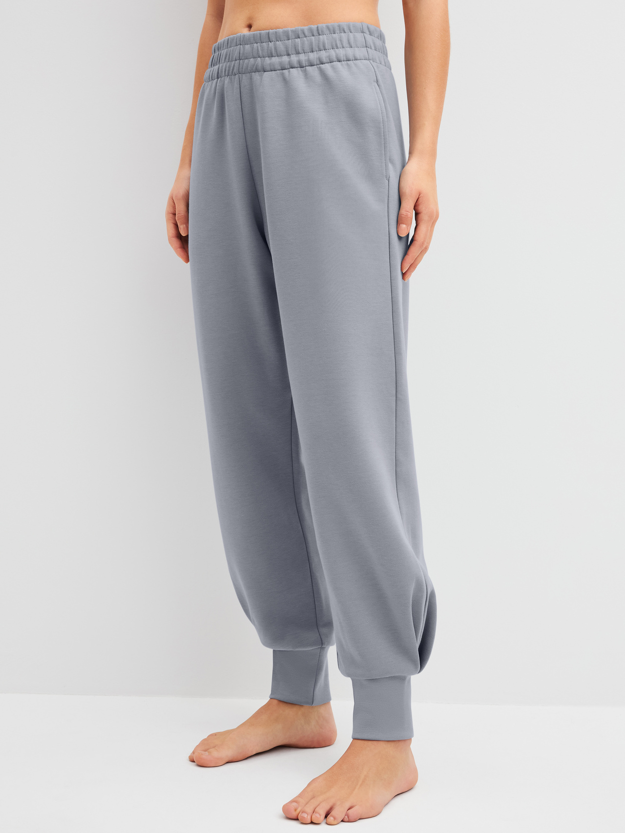 CALIDA Natural Embrace Loungehose mit Bündchenfür Damen, S, Grau, Moderne Loungehose mit markanter Silhouette und praktischen Details
