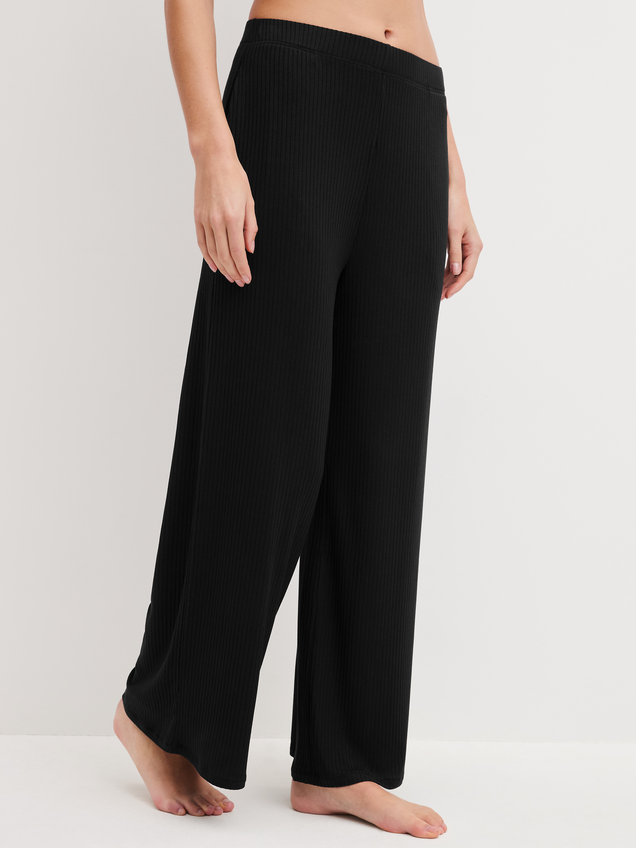 CALIDA Feminine Lounge Loungehose aus TENCEL™ Modalfür Damen, S, Schwarz, Weite Loungehose mit klarer Silhouette und entspanntem Sitz