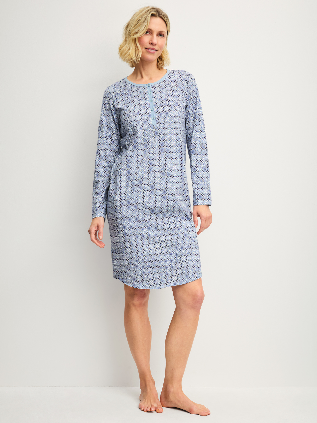 CALIDA Cotton Special Langarm-Nachthemd, Länge 100 cmfür Damen, M, Grau, Geradlinige Silhouette mit dezenter Eleganz und leichter Knopfleiste