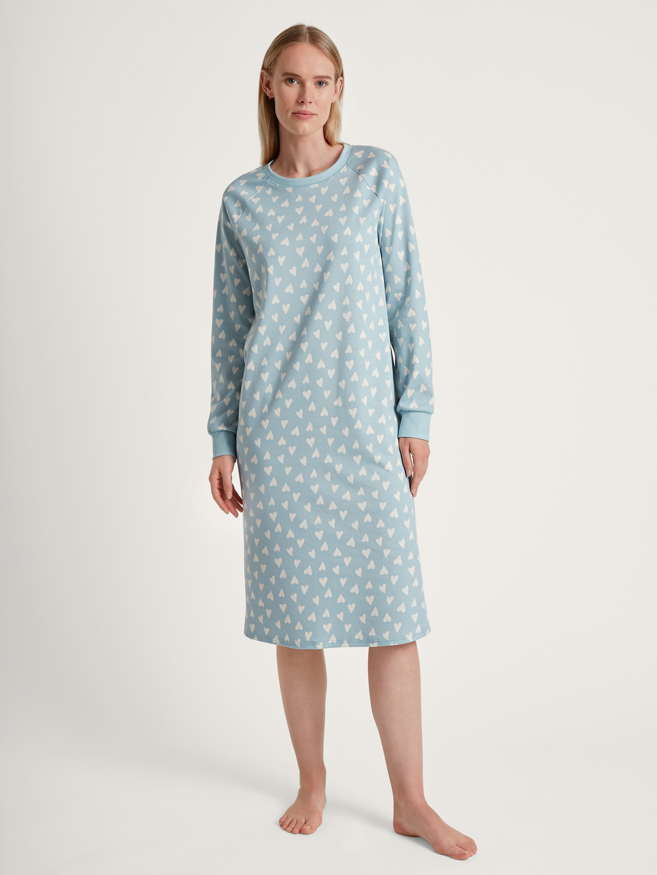 CALIDA Midnight Love Langarm-Nachthemd, 110  cmfür Damen, M, Blau, Mit wärmender Baumwolle und Herzchenprint durch eine erholsame Nacht