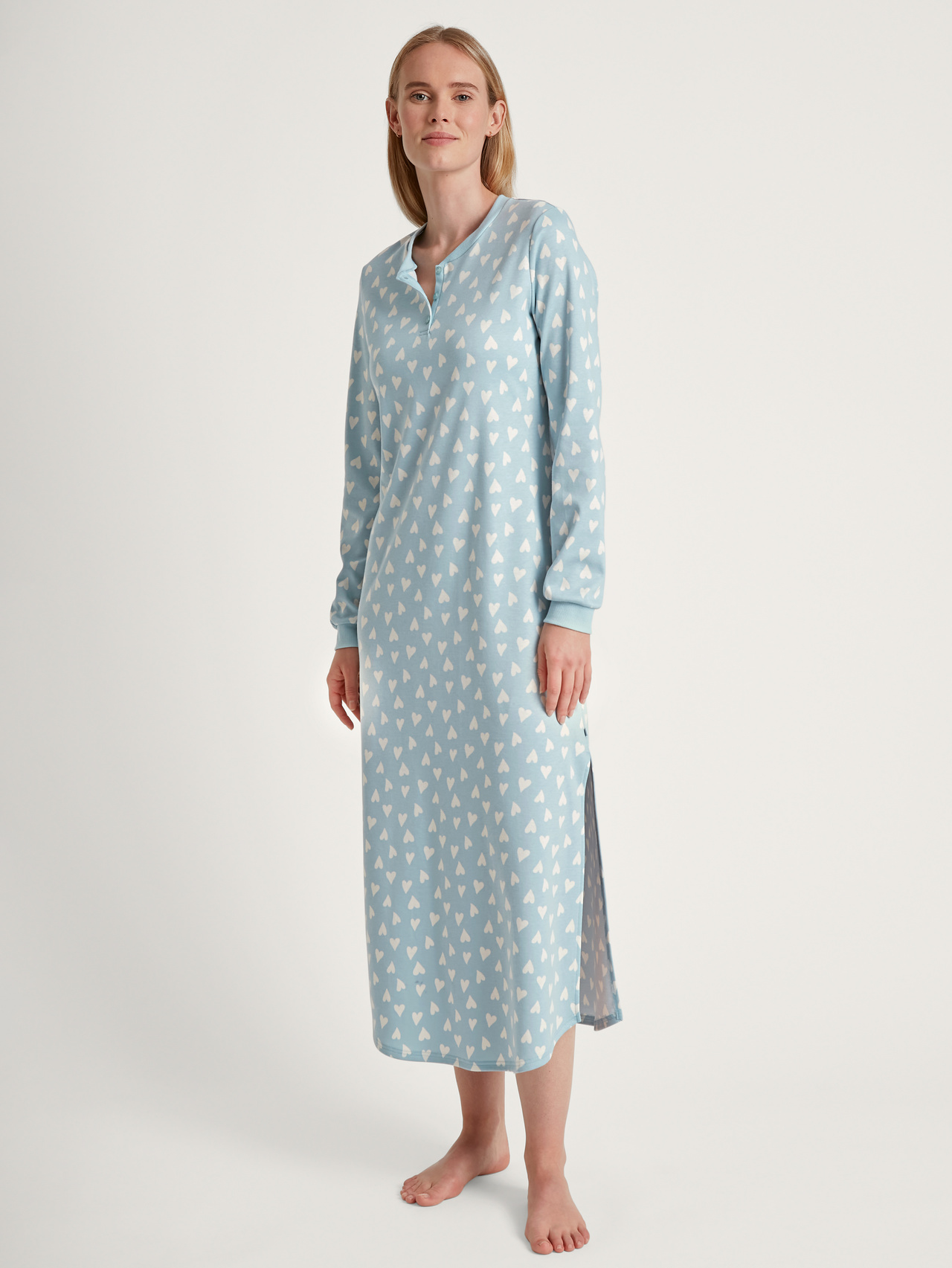 CALIDA Midnight Love Langarm-Nachthemd, Länge 130  cmfür Damen, S, Blau, Mit wärmender Baumwolle und Herzchenprint durch eine erholsame Nacht