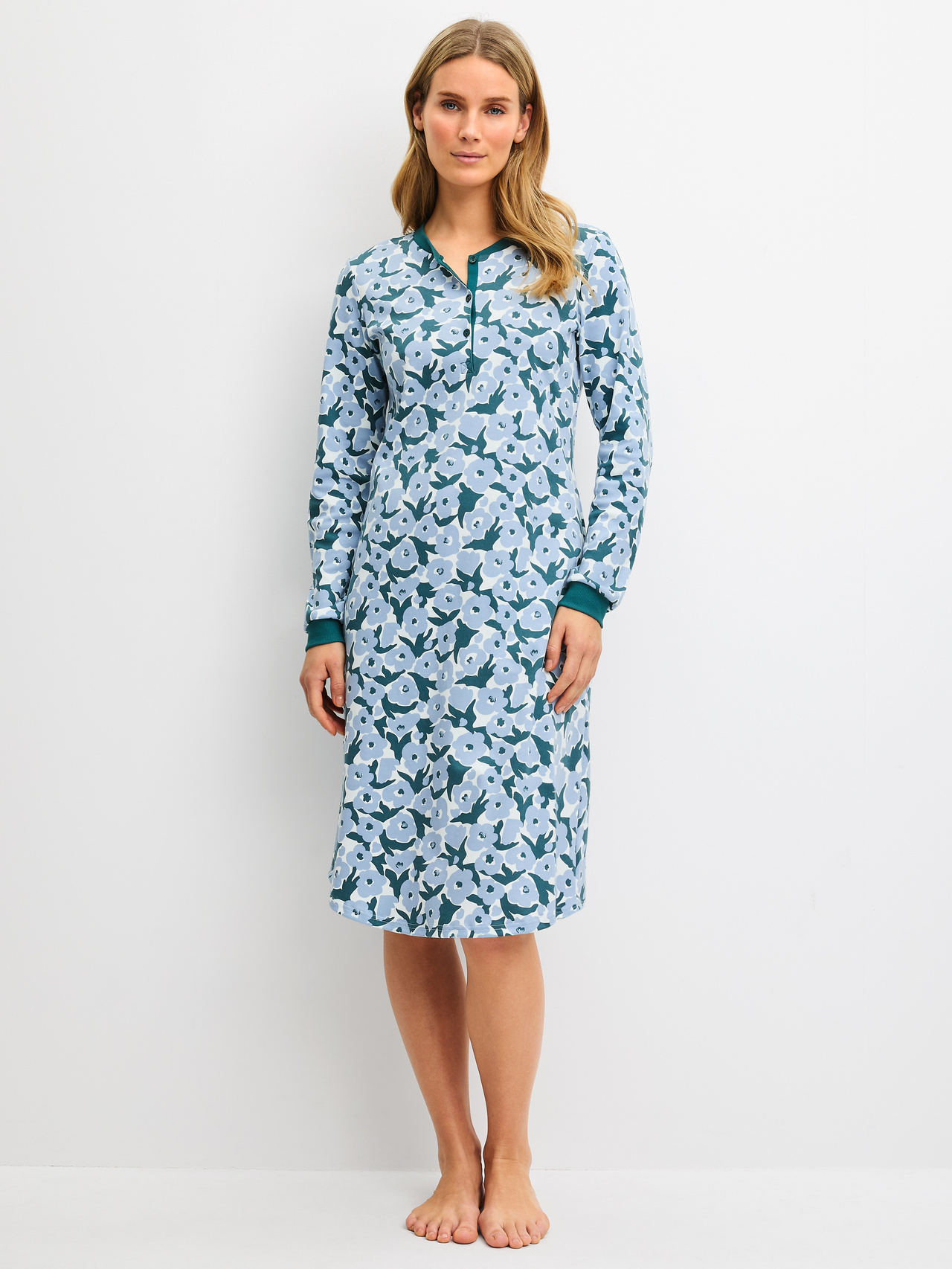 CALIDA Midnight Flowers Langarm-Nachthemd, Länge 110 cmfür Damen, S, Türkis, Florales Nachthemd mit klarer Silhouette und legerer Knopfleiste