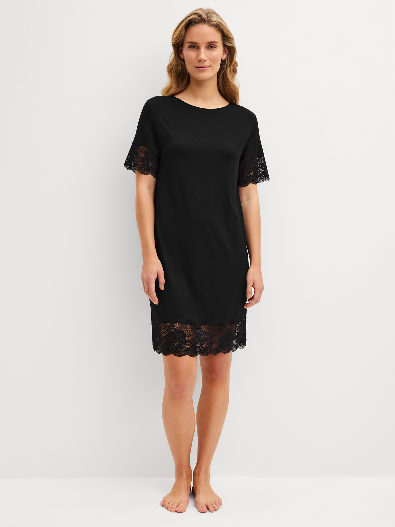 CALIDA Elegant Dreams Kurzarm-Nachthemd, Länge 95 cmfür Damen, L, Schwarz, Elegante Silhouette mit zarter Spitzenkante und klarer Formgebung
