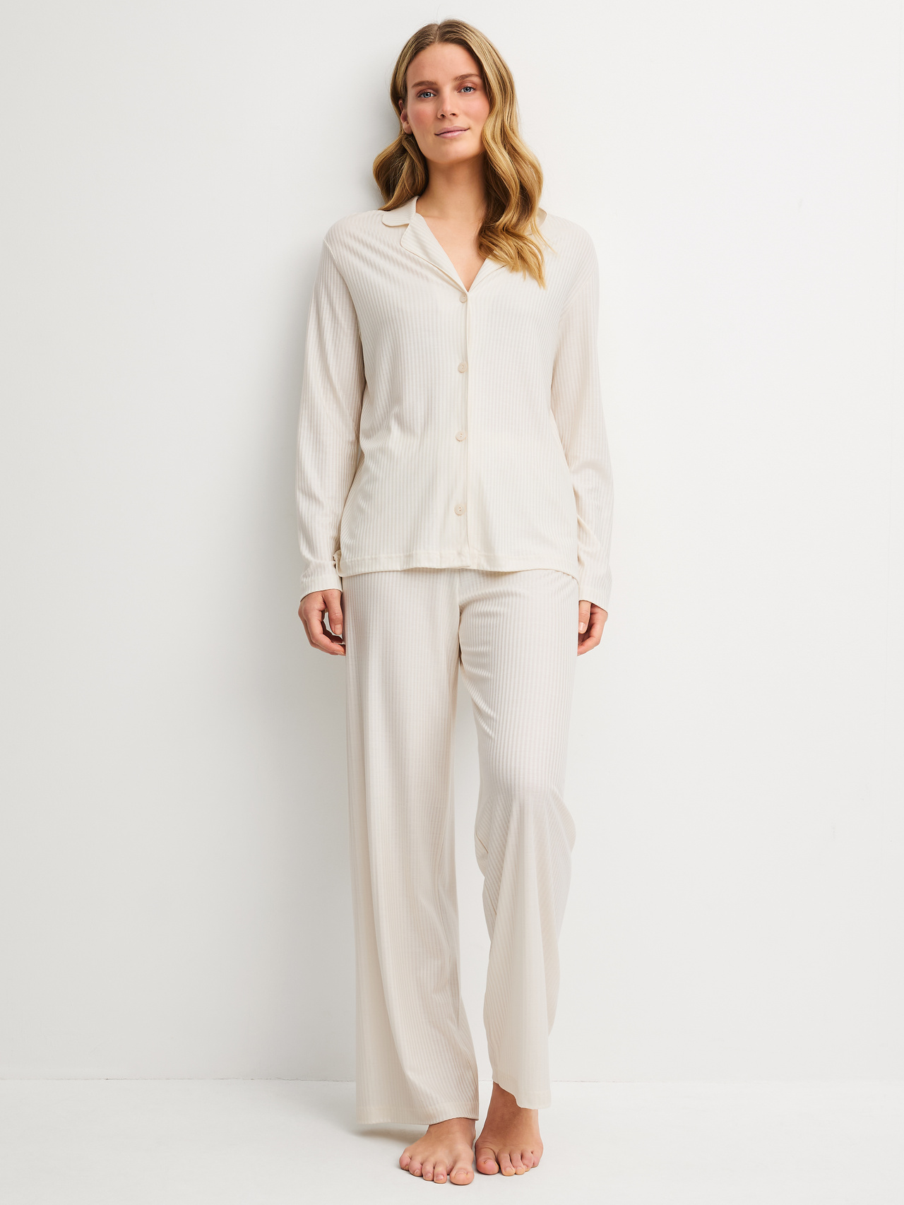 CALIDA Striped Dreams Pyjama aus TENCEL™ mit Knöpfenfür Damen, L, Beige, Zeitlose Silhouette mit klarer Linienführung und legerem Charme