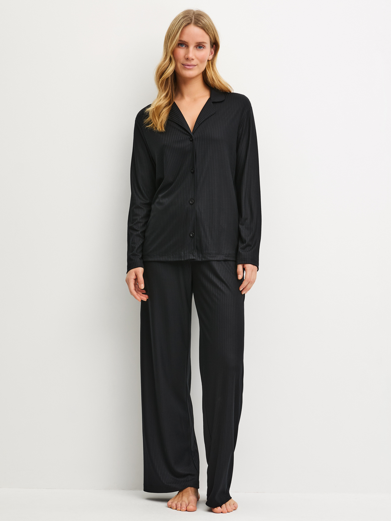 CALIDA Striped Dreams Pyjama aus TENCEL™ mit Knöpfenfür Damen, L, Schwarz, Elegante Silhouette mit locker fallendem Schnitt und klarer Linienführung