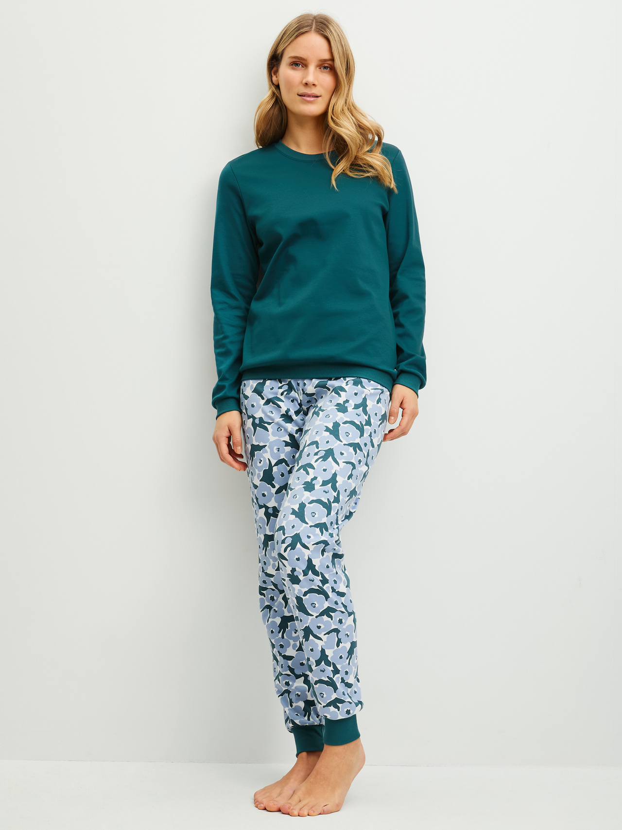 CALIDA Midnight Flowers Bündchen-Pyjamafür Damen, L, Türkis, Klar strukturierter Pyjama mit präziser Passform und frischem Muster