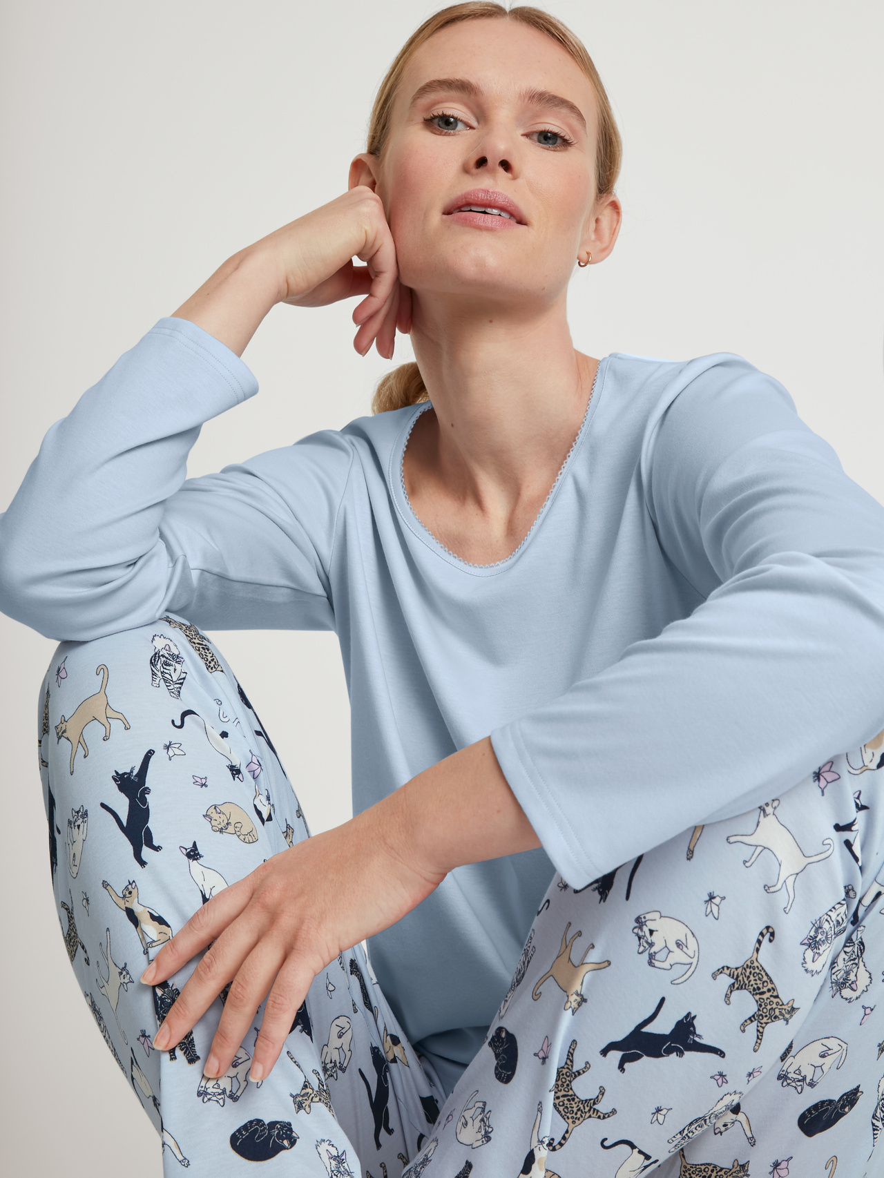 CALIDA Cat Dreams Pyjama langfür Damen, XS, Blau, In feiner Supima®-Baumwolle und verspieltem Print durch die Nacht