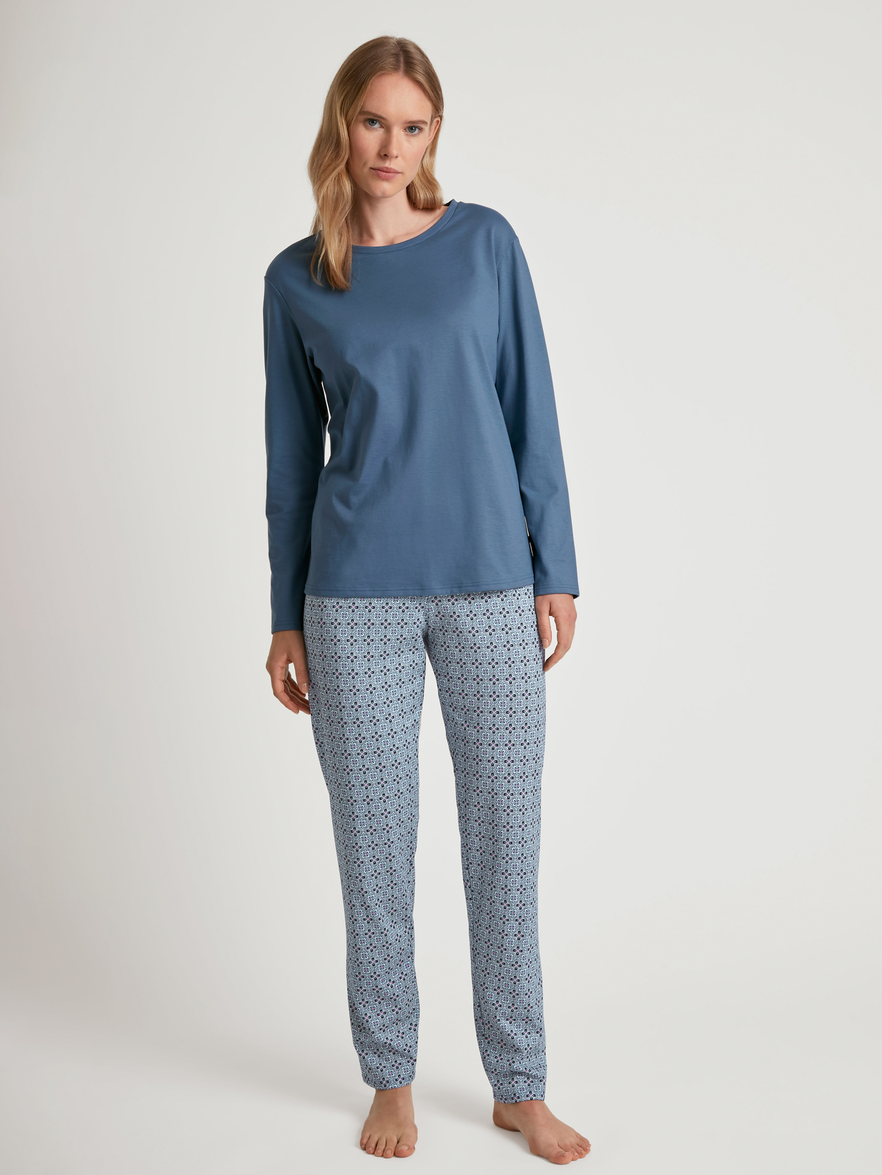 CALIDA Ornament Nights Pyjama, langfür Damen, L, Blau, Mit 100% Baumwolle durch erholsame Nächte