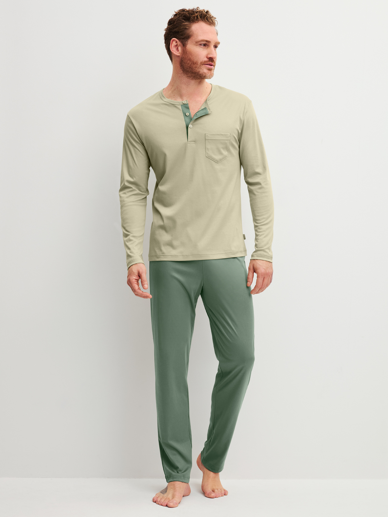 CALIDA Relax Superlight Pyjama, langfür Herren, L, Grün, Maskuline Silhouette mit klarer Knopfleiste und zeitloser Eleganz