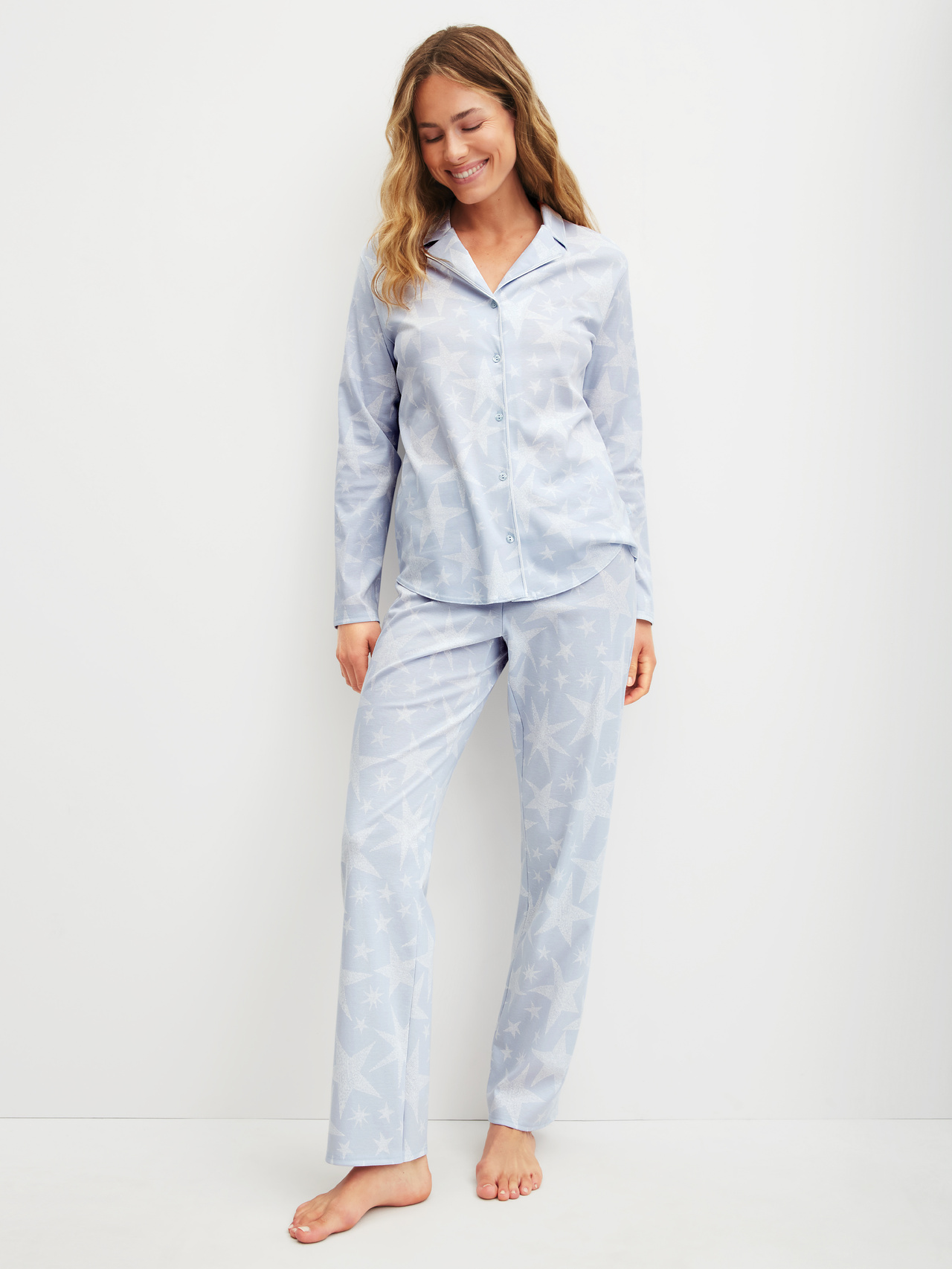 CALIDA Cosy Nights Pyjama mit Knöpfenfür Damen, M, Blau, Himmlischer Komfort trifft klassischen Charme – für entspannte Nächte voller Geborgenheit