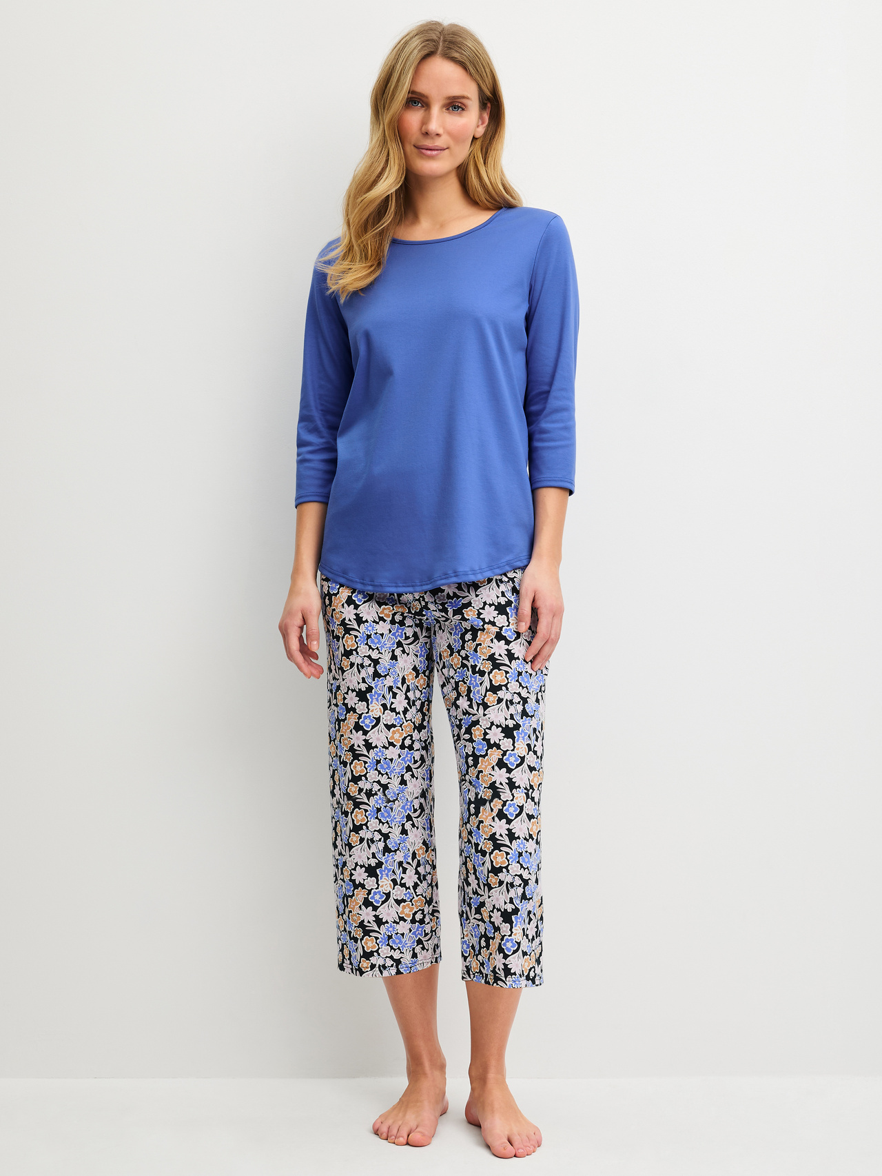 CALIDA Flower Dreams 7/8 – Pyjamafür Damen, M, Blau, Locker fallender Zweiteiler mit femininer 7/8-Silhouette