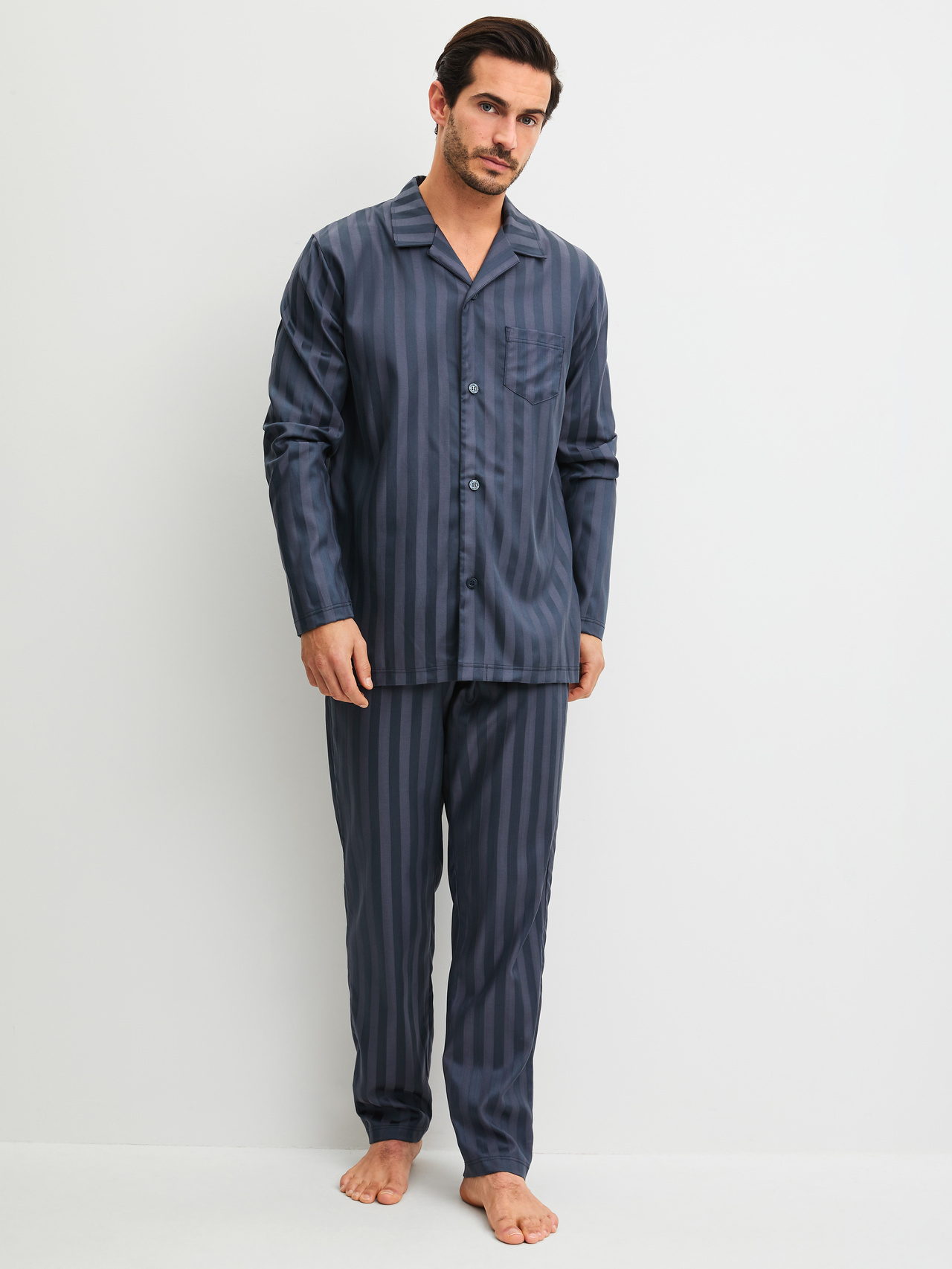 CALIDA Relax Lux Pyjama, langfür Herren, M, Grau, Zeitlose Silhouette mit markanter Knopfleiste und klarer Linienführung