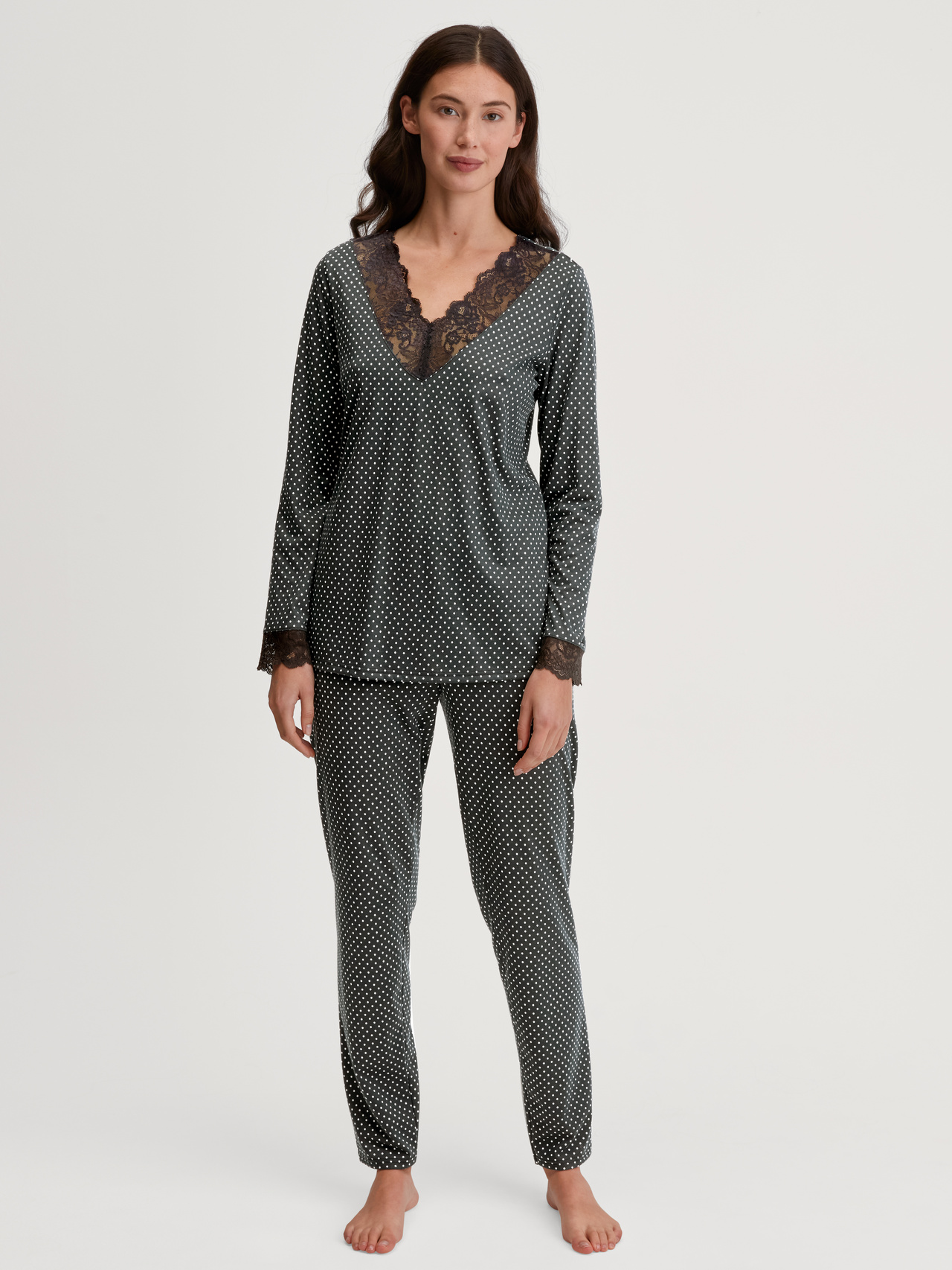 CALIDA Deep Dreams Pyjama, langfür Damen, XS, Schwarz, Eleganz für die Nacht – mit zarter Spitze und luxuriös weichem Tragegefühl