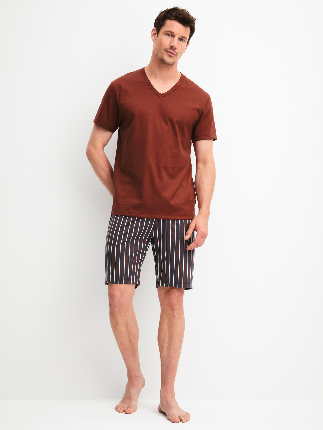 CALIDA Cotton Special Kurz-Pyjamafür Herren, L, Rot, Maskuline Silhouette mit klarer Linienführung und V-Ausschnitt
