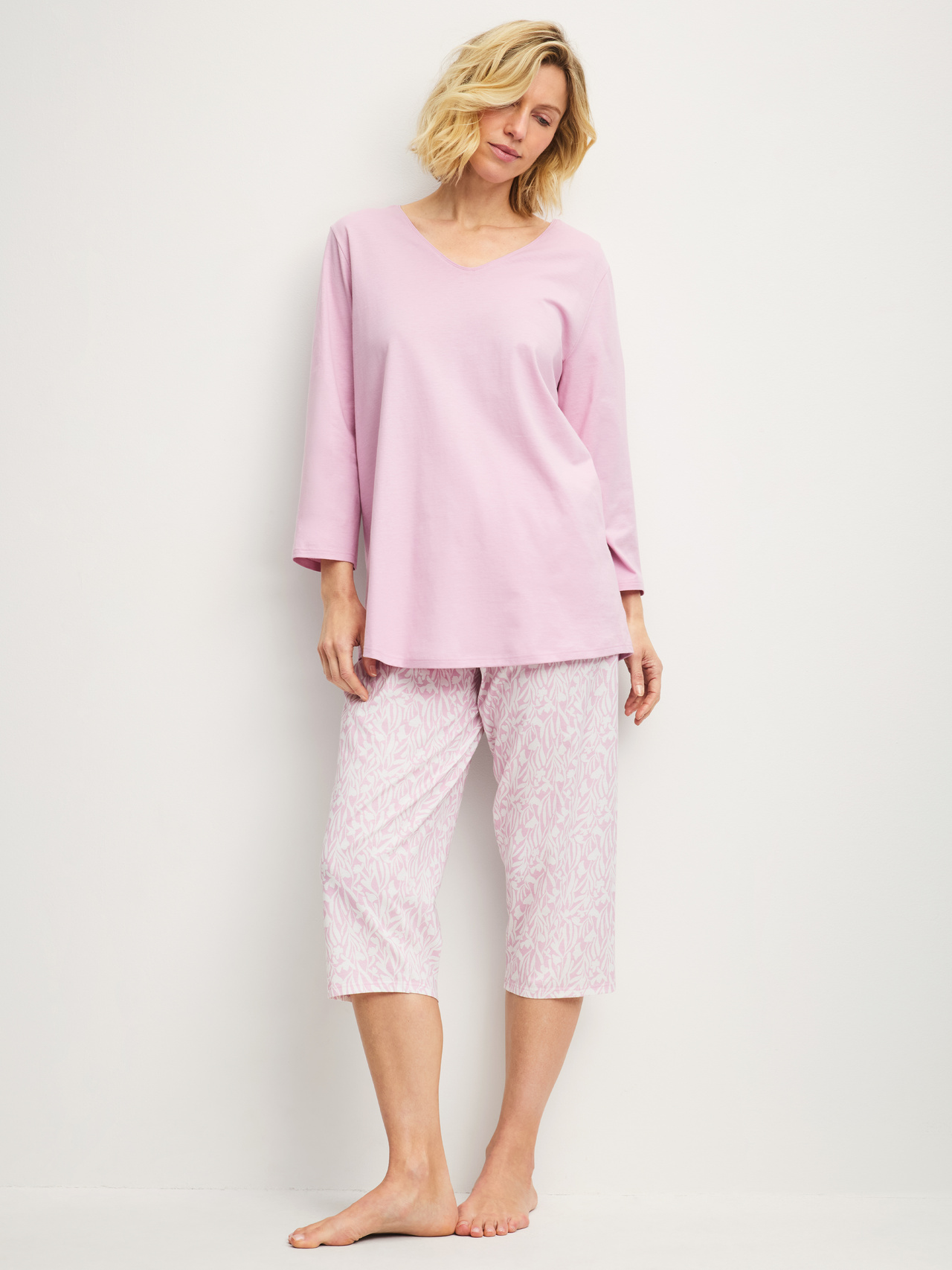 CALIDA Blooming Nights Capri-Pyjamafür Damen, XS, Violett,Rosa, Natürlich leicht – für entspannte Nächte in Bewegung