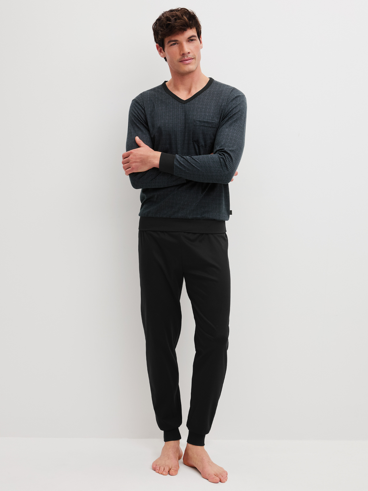 CALIDA Relax Streamline 2 Bündchen-Pyjamafür Herren, XXL, Schwarz, Zeitlose Silhouette mit markanter V-Ausschnitt-Form und Bündchenabschluss