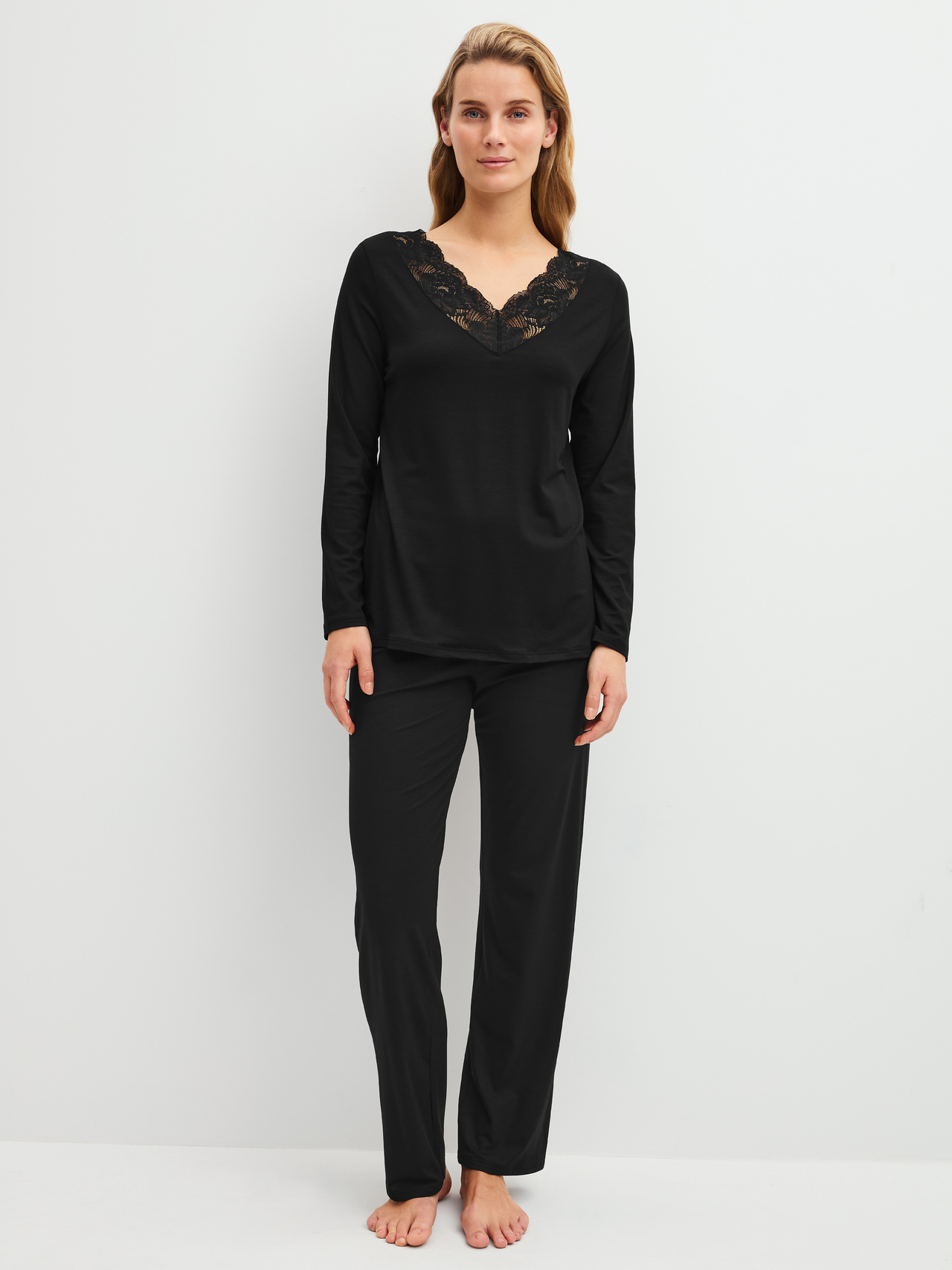 CALIDA Elegant Dreams Pyjama, langfür Damen, L, Schwarz, Eleganter Pyjama mit femininer V-Ausschnitt-Silhouette und feiner Spitze