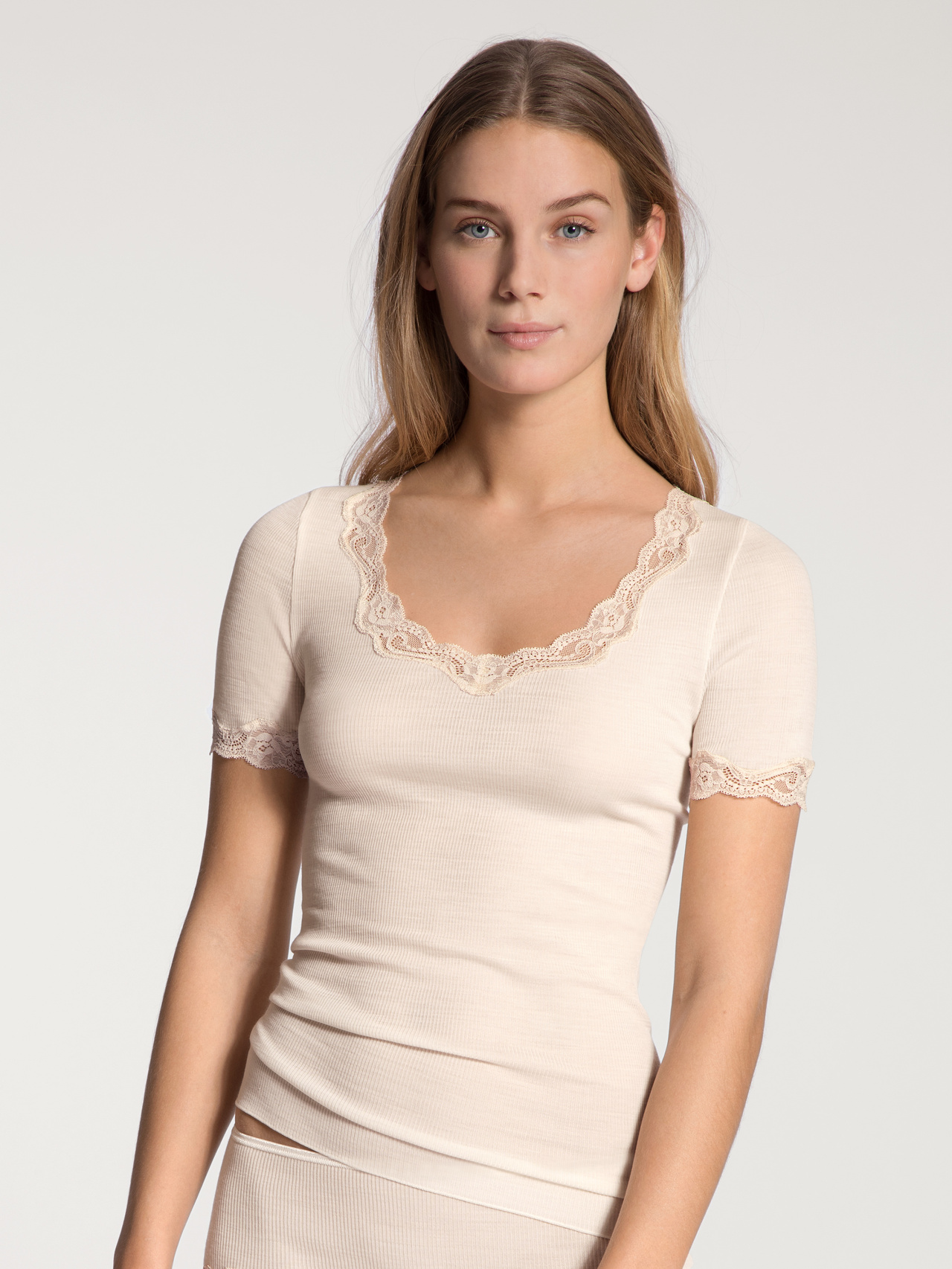 CALIDA Richesse Lace Kurzarm-Shirt für Damen, XS, Weiß, Ein Tagtraum aus wärmender Wolle, wertvoller Seide und zarter Spitze