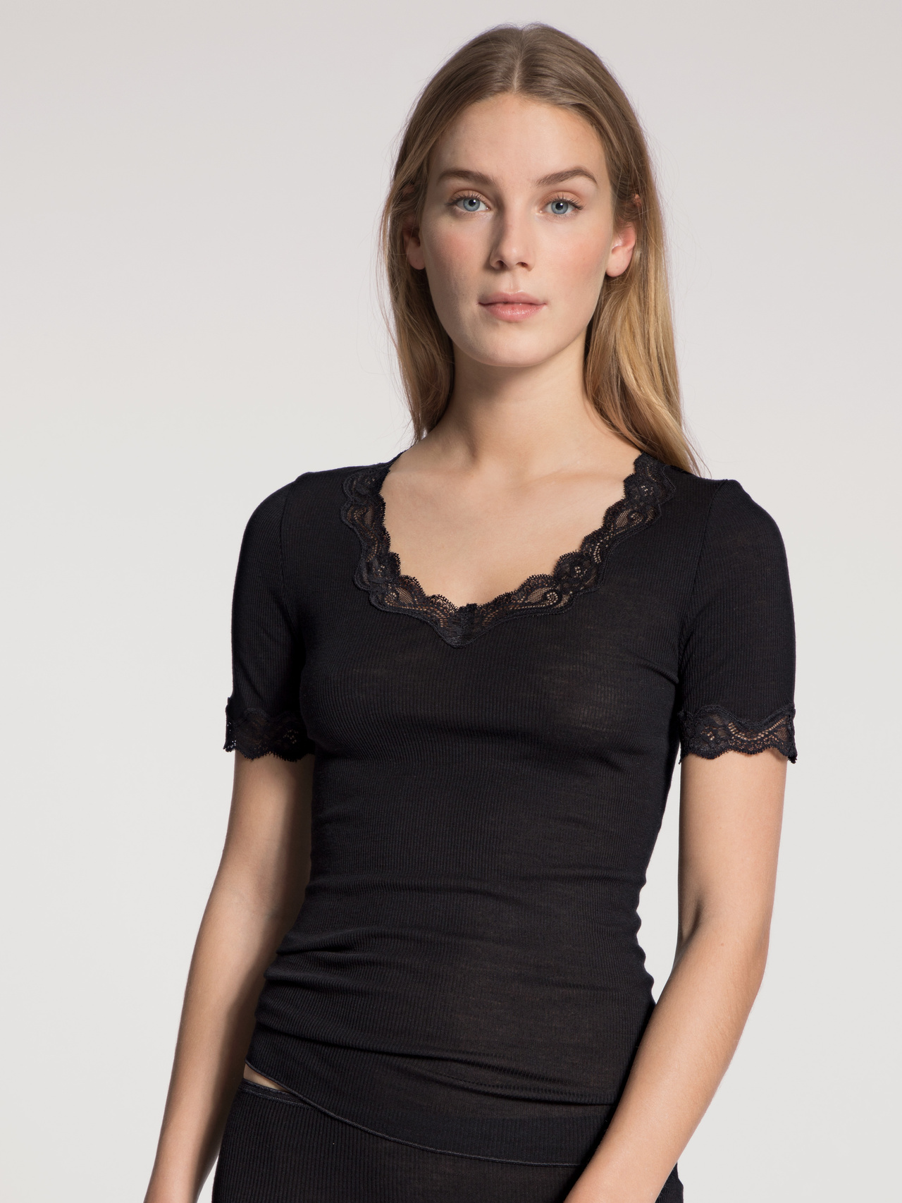 CALIDA Richesse Lace Kurzarm-Shirt für Damen, M, Schwarz, Ein Tagtraum aus wärmender Wolle, wertvoller Seide und zarter Spitze